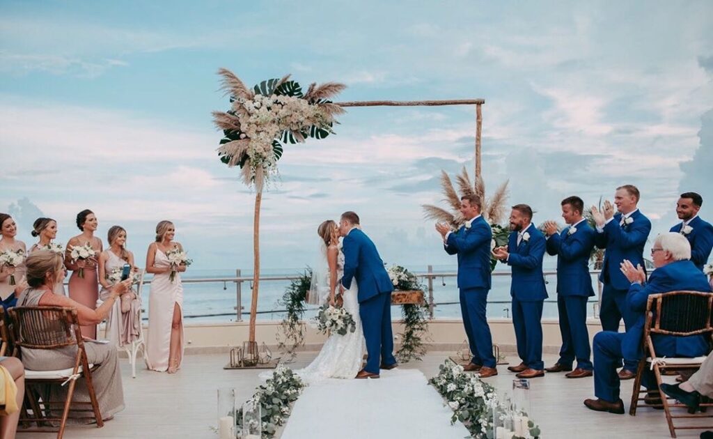 Novios casandose frente a la playa de reviera maya