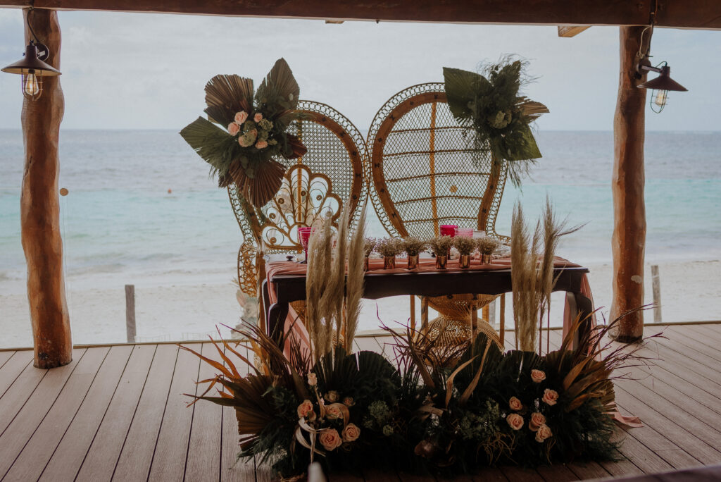 Mesa de novios frente a la playa de riviera maya para su boda destino